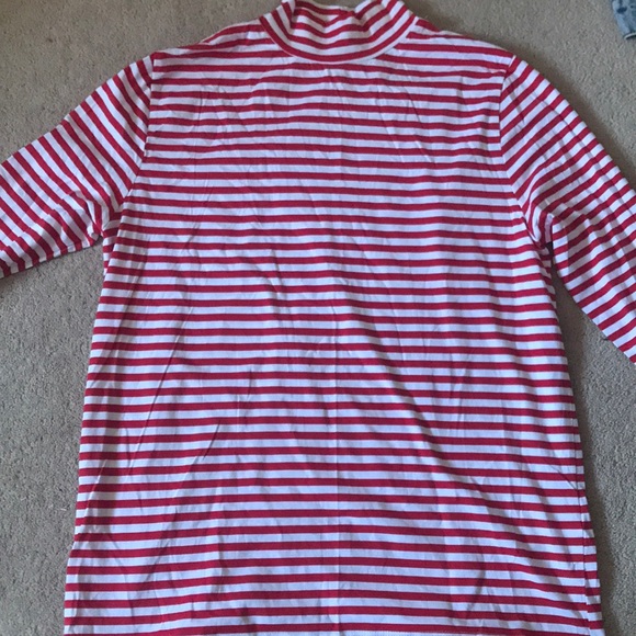 Its a turtle neck with red and white strips on it - Picture 2 of 4